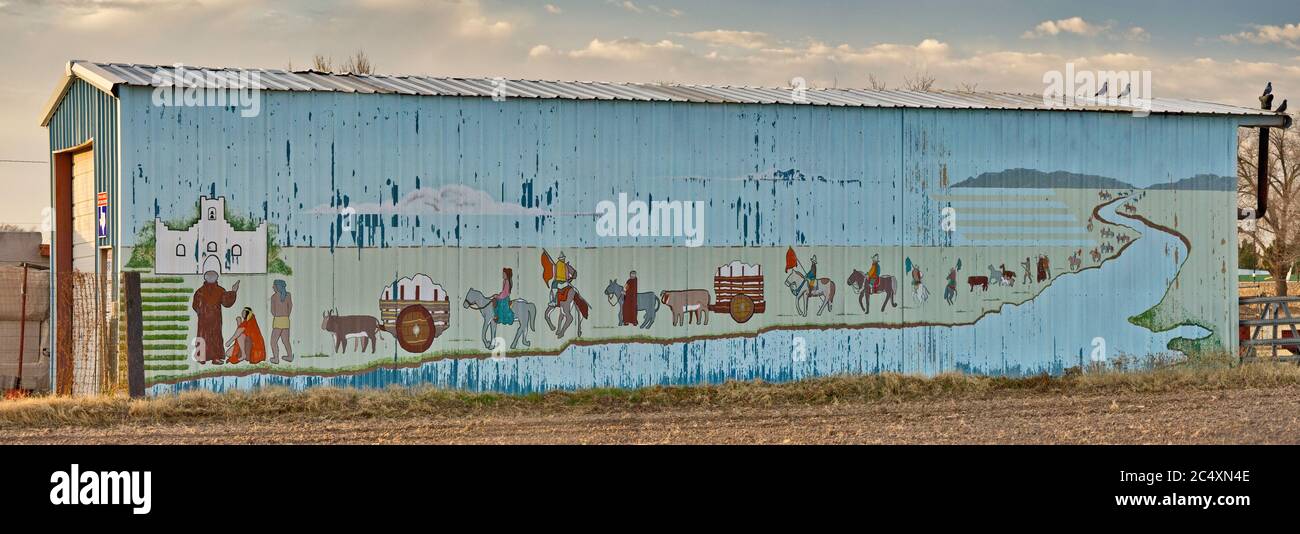 Pittura di parete che presenta la conquista spagnola del Texas al negozio di riparazione di automobile corrugata vicino Socorro Mission vicino El Paso, Texas, Stati Uniti Foto Stock