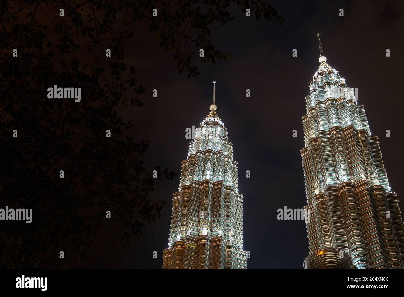 Kuala Lumpur, Malesia - CIRCA 2017: Vista notturna delle Torri KLCC o Petronas, note anche come le Torri Gemelle Petronas sono grattacieli gemelli a Kuala Lumpu Foto Stock