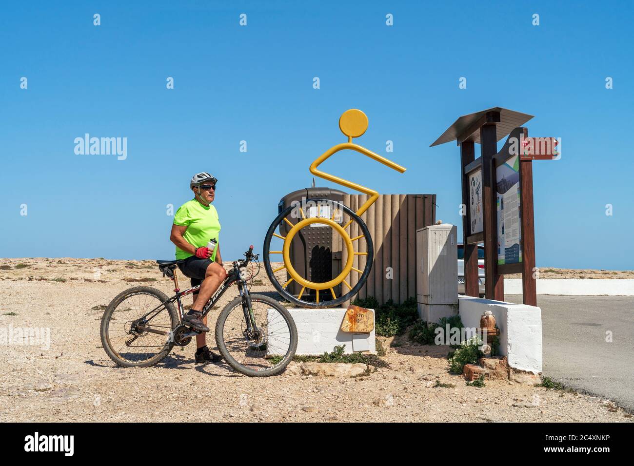 Sagres, Portogallo - 26 maggio 2020: Biker con percorso ciclabile a Saint Vincent Cape Foto Stock