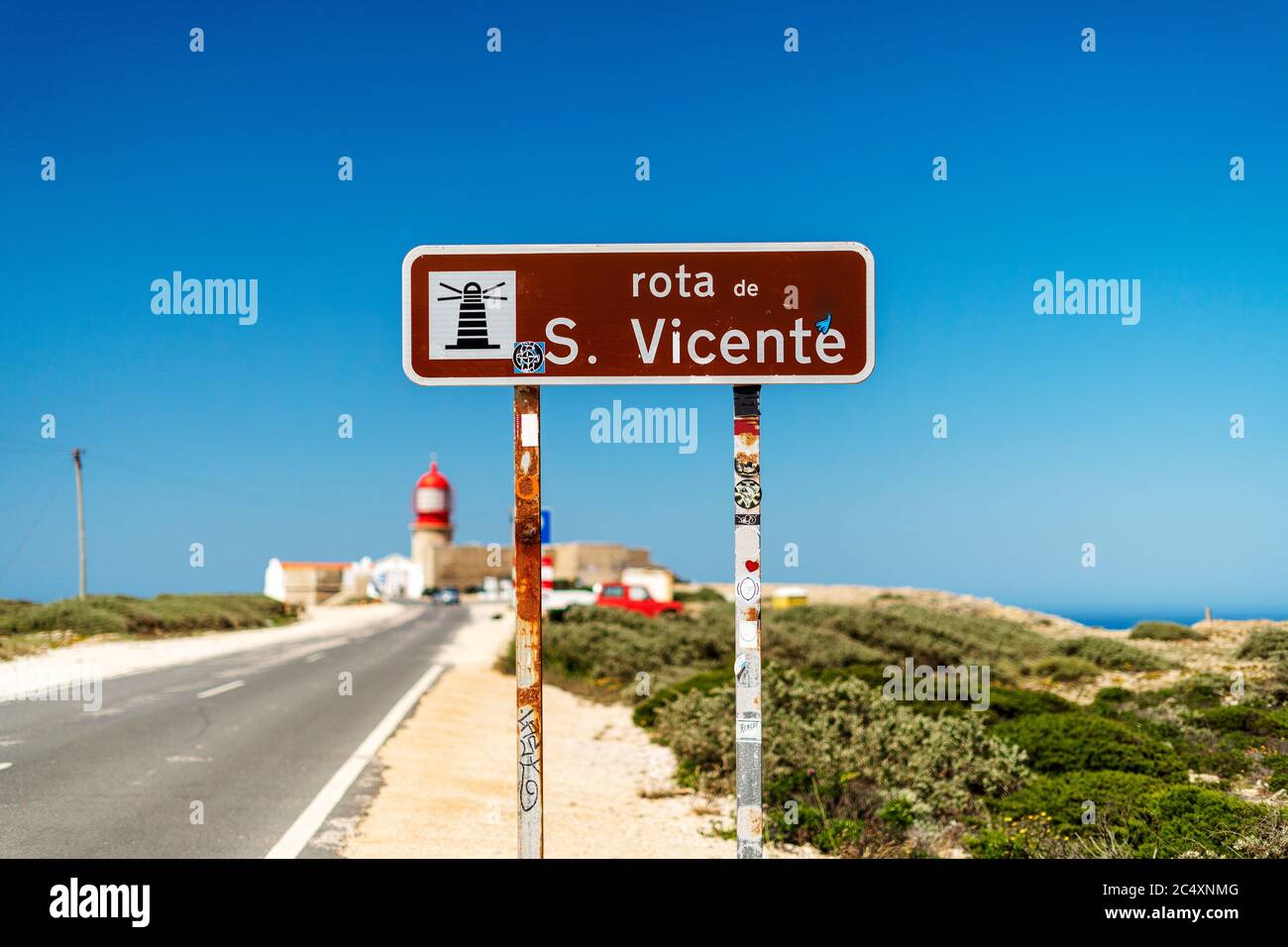 Cartello che informa sulla Via Saint Vincent a Sagres, Algarve, Portogallo Foto Stock