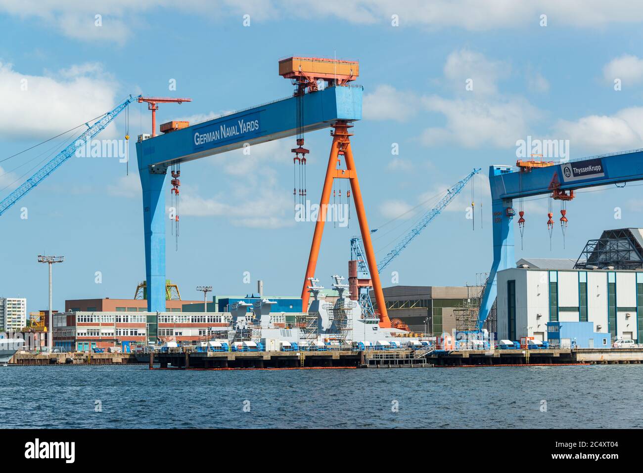 Kieler Hafen mit Kriegsschiff Neubauten in der Werft German Naval Yards Foto Stock