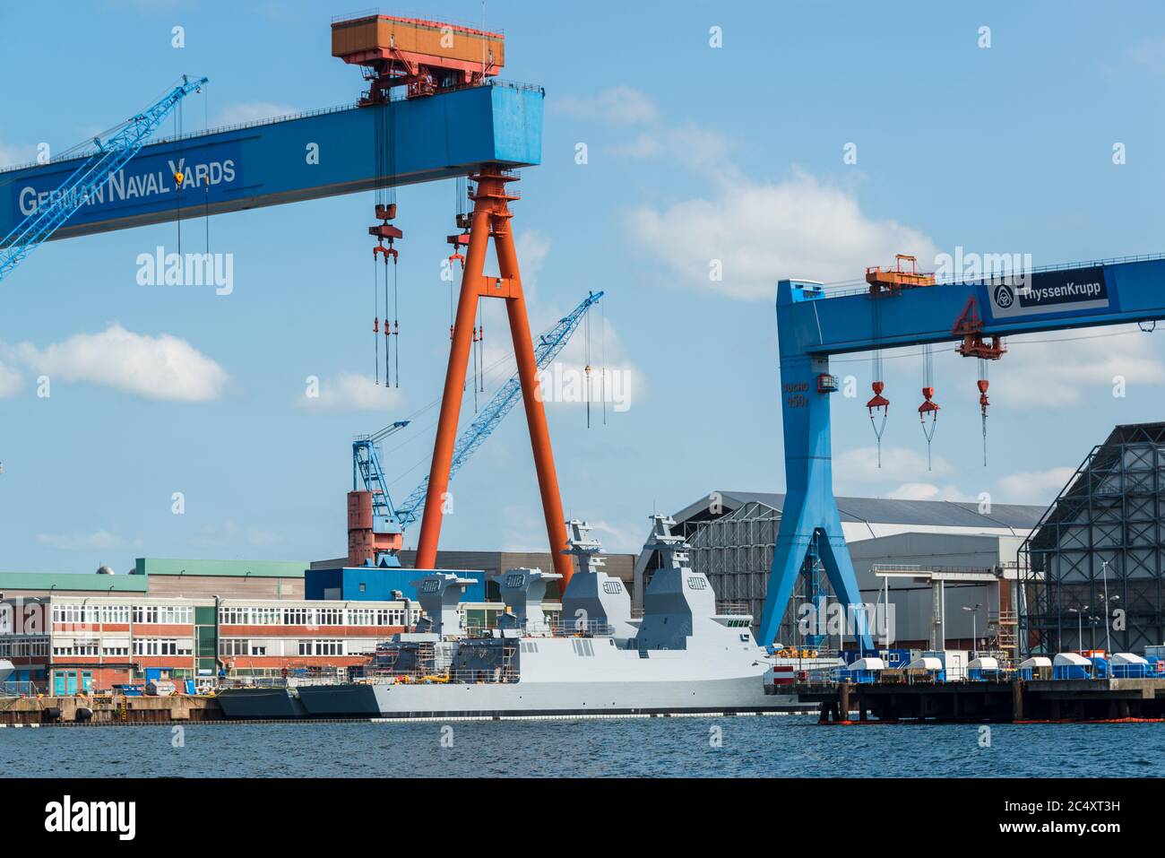 Kieler Hafen mit Kriegsschiff Neubauten in der Werft German Naval Yards Foto Stock