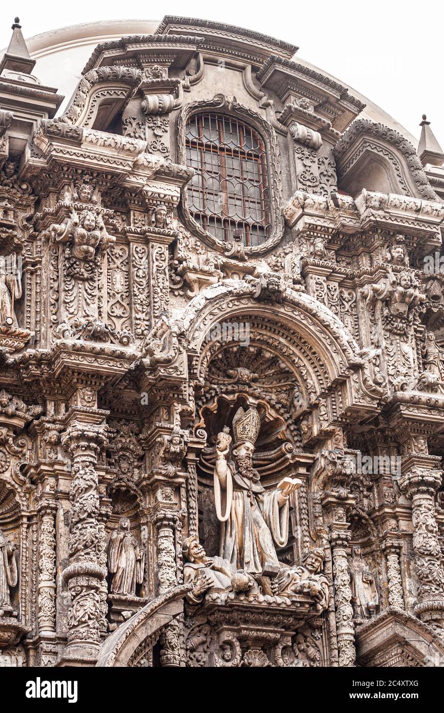 Particolare della facciata della Chiesa di San Agustin (Iglesia de San Agustín). Lima, Dipartimento di Lima, Perù. Foto Stock