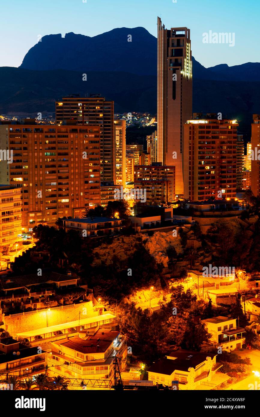 Benidorm città paesaggio di notte dall'alto, provincia di Alicante, Spagna Foto Stock