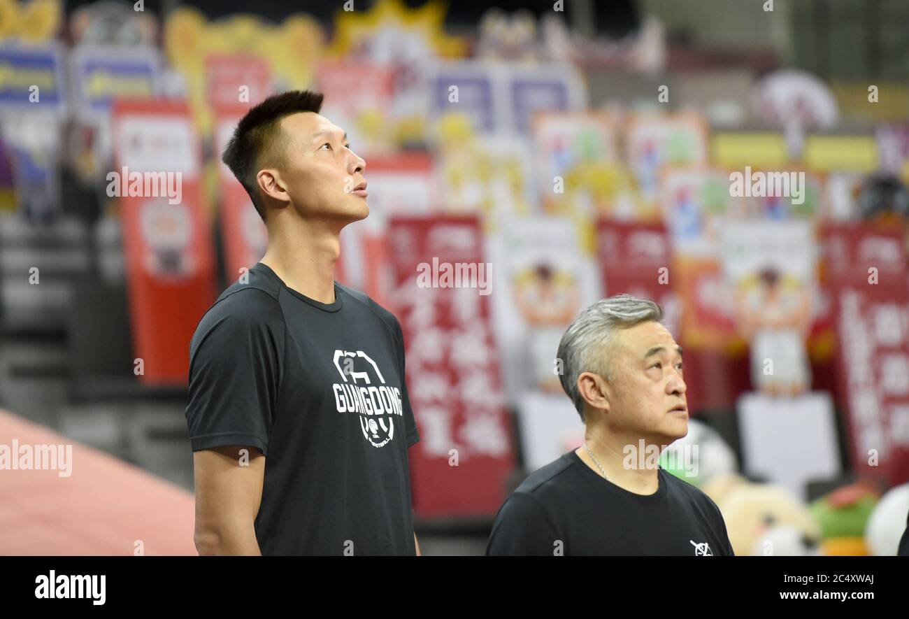 Dongguan, la provincia cinese di Guangdong. 29 Giugno 2020. Yi Jianlian (L) delle Tigri meridionali del Guangdong, che non gioca nella partita, guarda prima di una partita tra le Tigri meridionali del Guangdong e i pionieri del Tianjin alla lega 2019-2020 della Chinese Basketball Association (CBA) a Dongguan, provincia del Guangdong, 29 giugno 2020. Credit: LU Hanxin/Xinhua/Alamy Live News Foto Stock