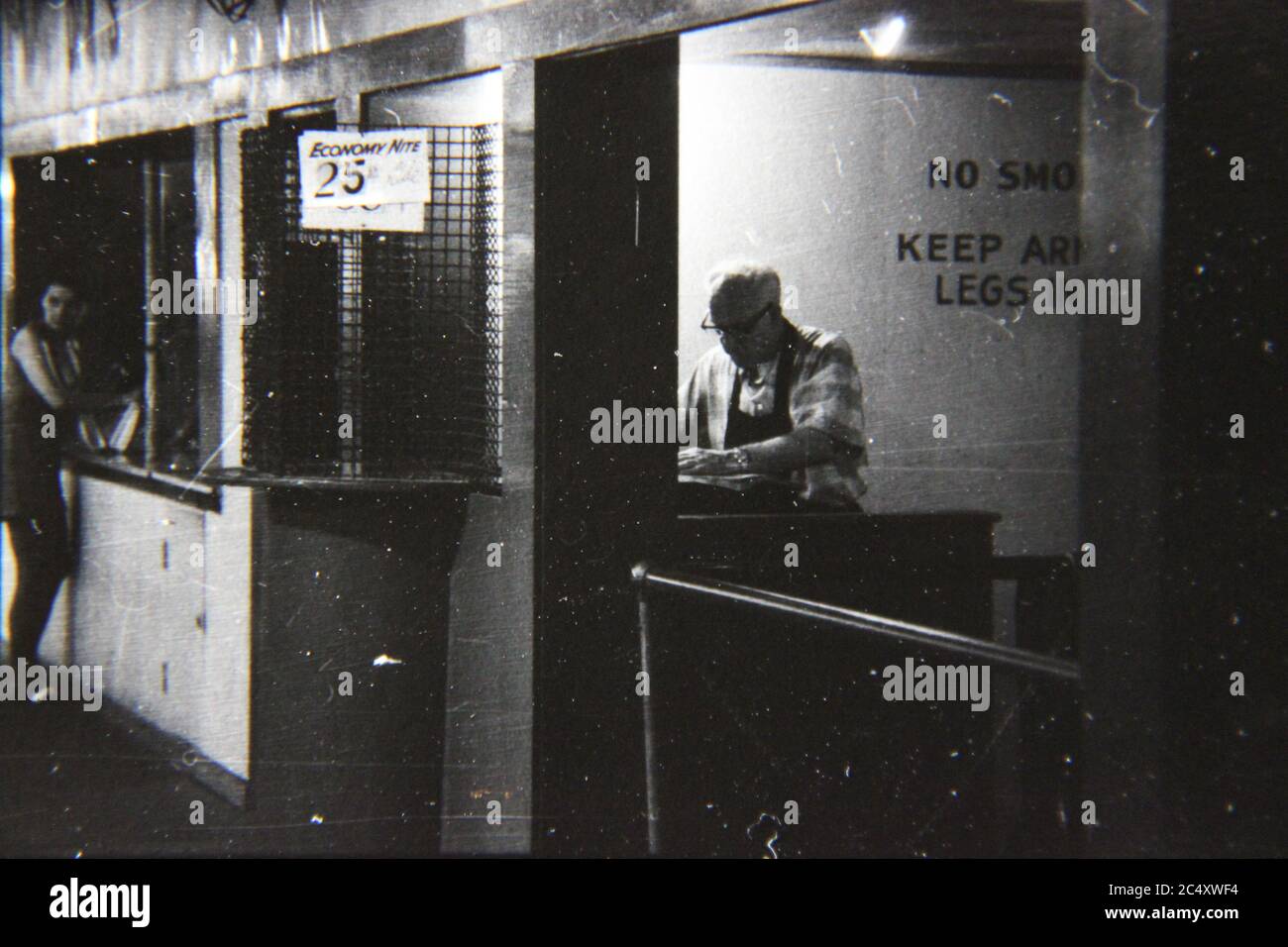 Bella fotografia in bianco e nero d'epoca degli anni '70 di un lavoratore carnoso in mezzo a una depressione estrema e angoscia mentale. Foto Stock