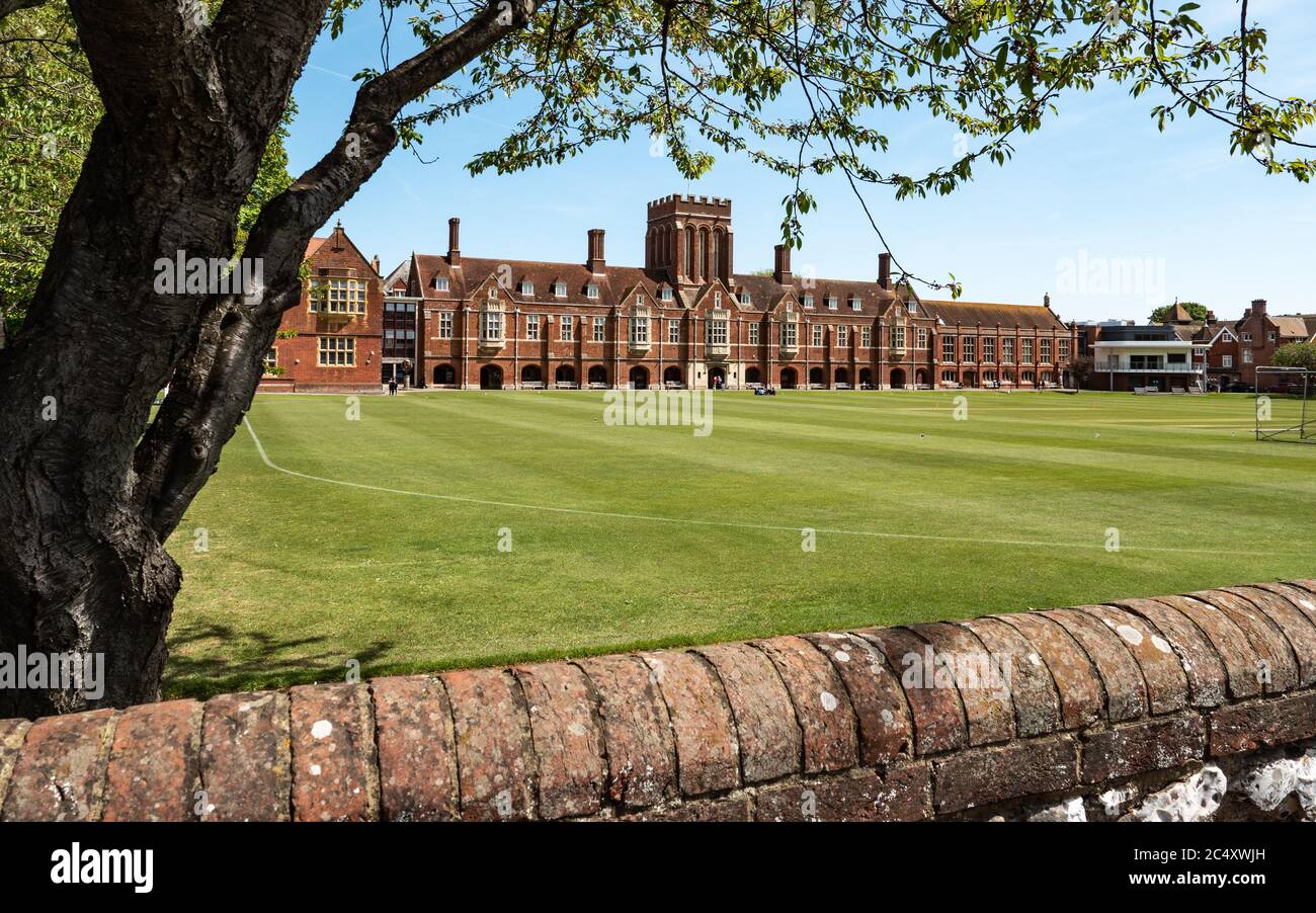 Eastbourne College, East Sussex, Inghilterra. L'edificio principale e i campi da cricket della scuola privata indipendente co-educativa sulla costa sud del Regno Unito Foto Stock