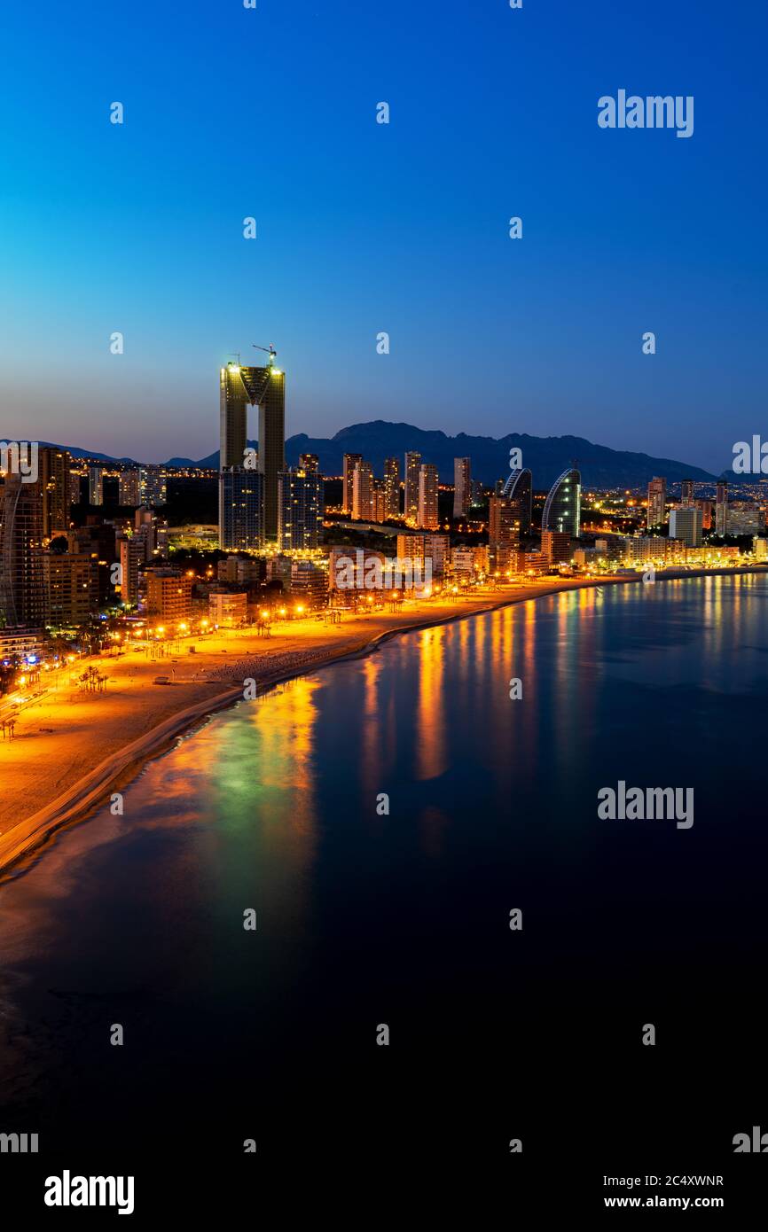 Benidorm città paesaggio di notte dall'alto, provincia di Alicante, Spagna Foto Stock