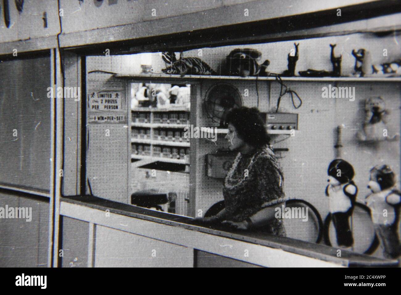 Bella fotografia in bianco e nero d'epoca degli anni '70 di un lavoratore carnoso in mezzo a una depressione estrema e angoscia mentale. Foto Stock