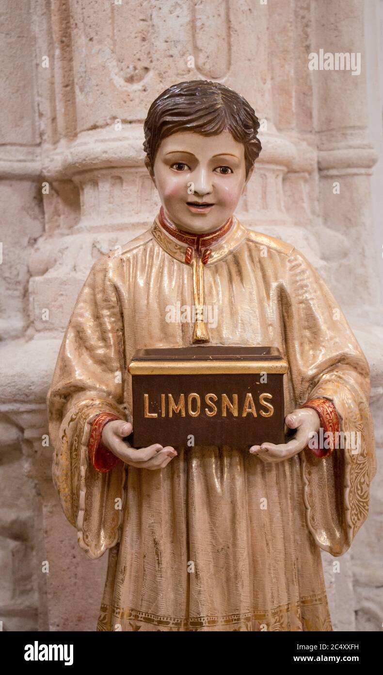 Scatola di raccolta ALMS sotto forma di statua di un ragazzo: La Chiesa di nostra Signora dell'Assunzione, Chinchon, Madrid, Spagna Foto Stock