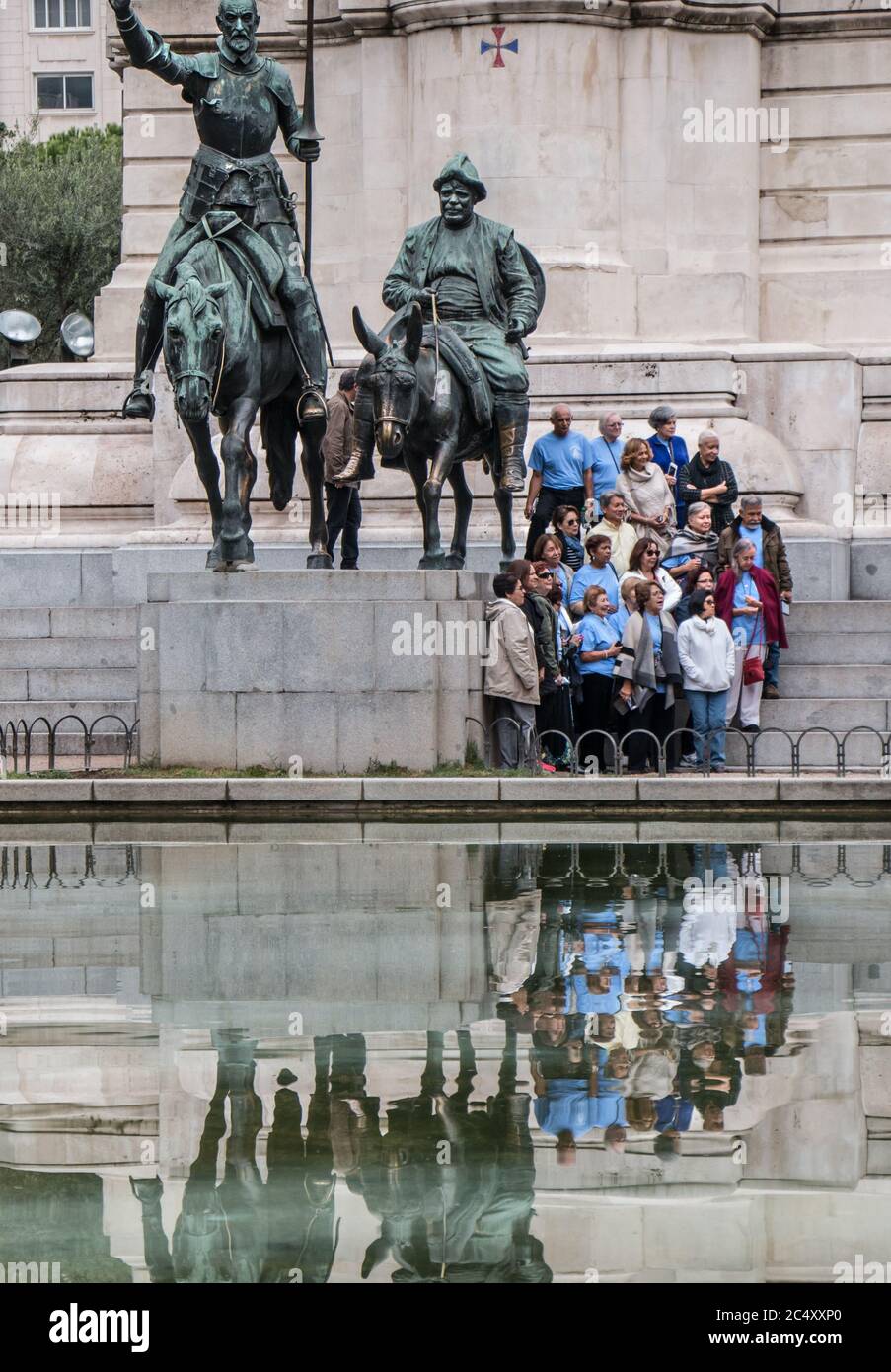 Un gruppo turistico posa davanti alle statue equestri di Don Chisciotte e Sancho Panza: Monumento Cervantes, Plaza de Espana, Madrid Foto Stock