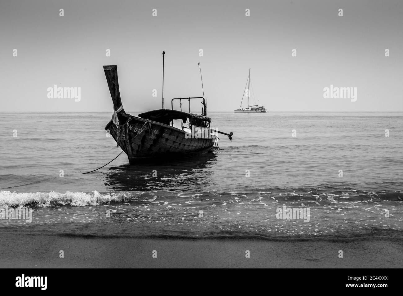 Barca a coda lunga in attesa di un cliente a Krabi, Thailandia Foto Stock
