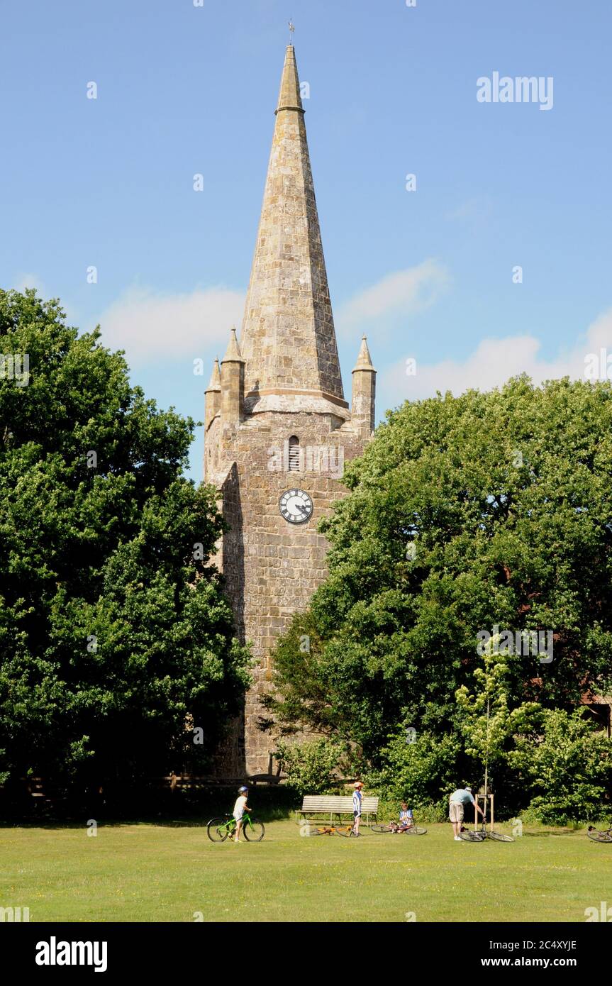 La guglia di pietra alta 130 piedi della Chiesa di Chiddingly è una delle tre nella contea del Sussex orientale. La chiesa è costruita in arenaria locale. Foto Stock