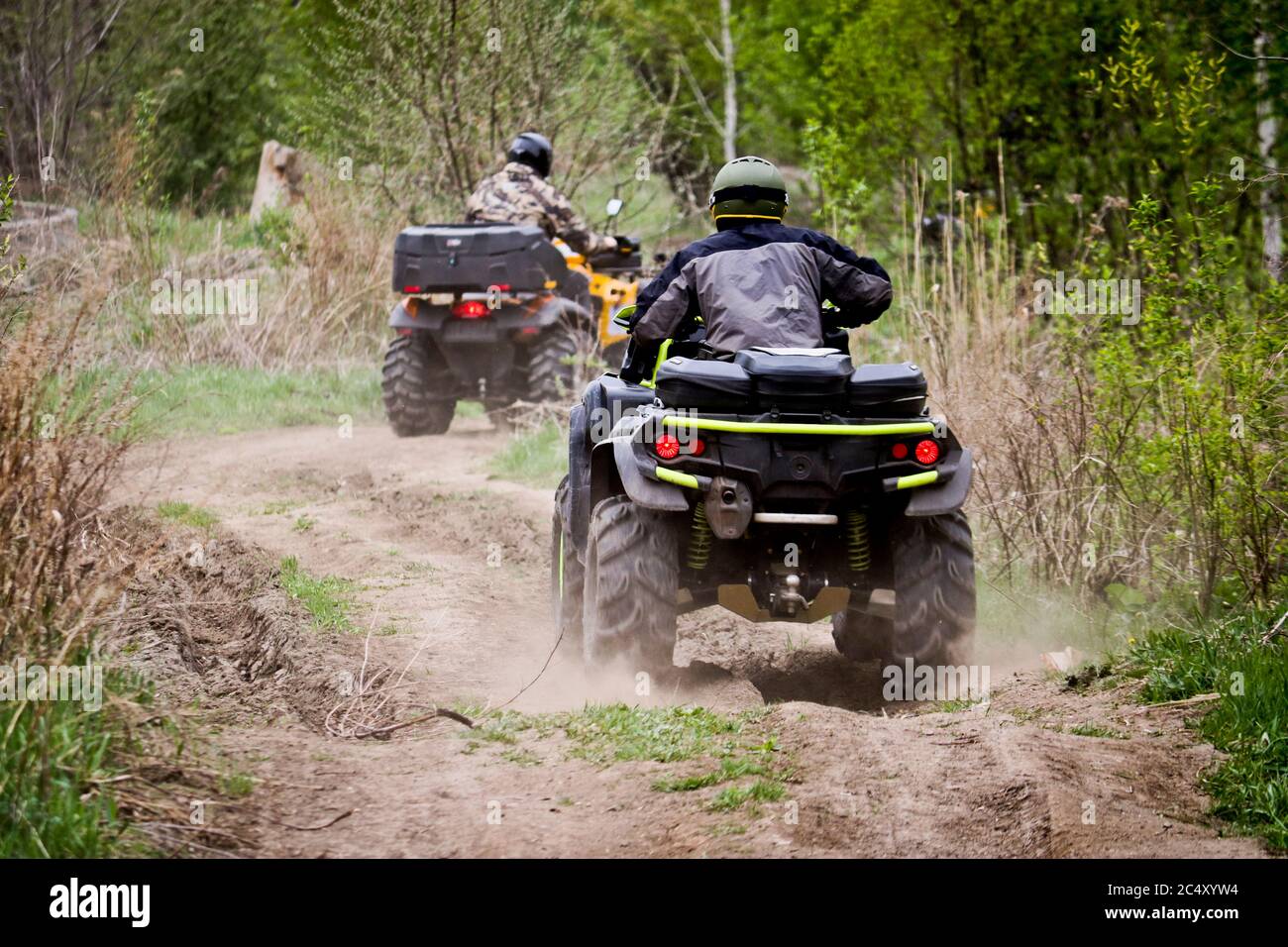 Messa a fuoco selettiva. Due piloti su ATV si guidano su una strada sterrata. Il concetto di attività all'aperto e sport estremi. Foto Stock