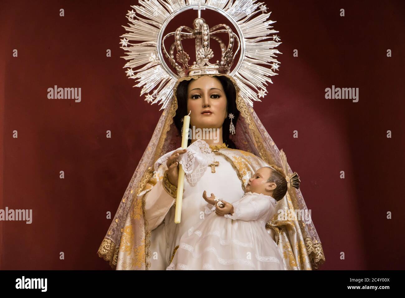 Statua della Vergine col Bambino nella Chiesa di nostra Signora dell'Assunzione, Chinchon, Madrid, Spagna Foto Stock