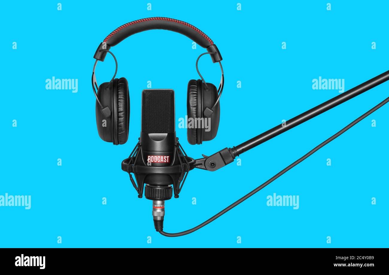 microfono e cuffie per la registrazione di podcast su sfondo blu Foto Stock