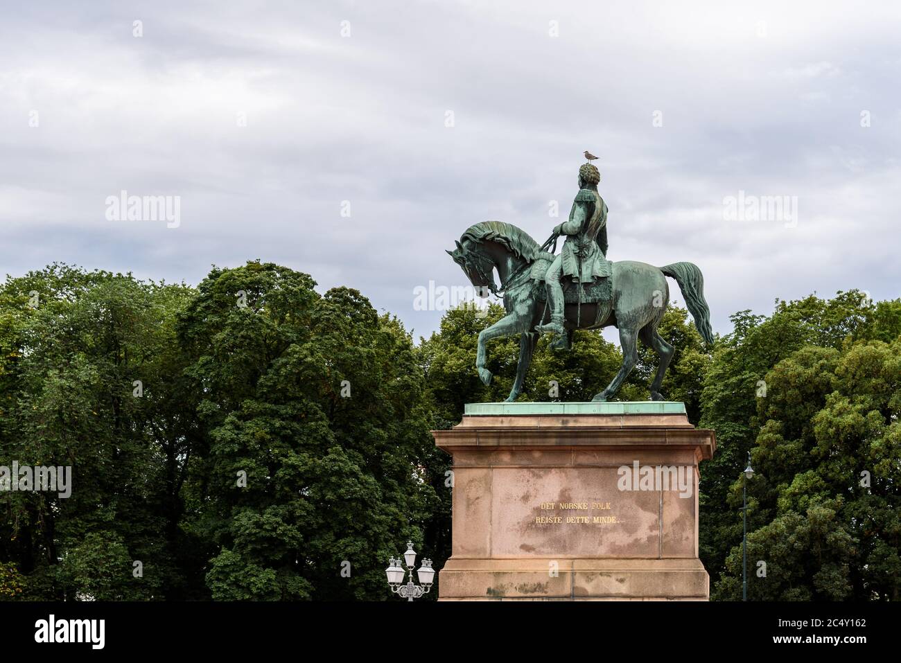 Oslo, Norvegia - 11 agosto 2019: Vista esterna del Palazzo reale di Oslo, scultura equestre Foto Stock