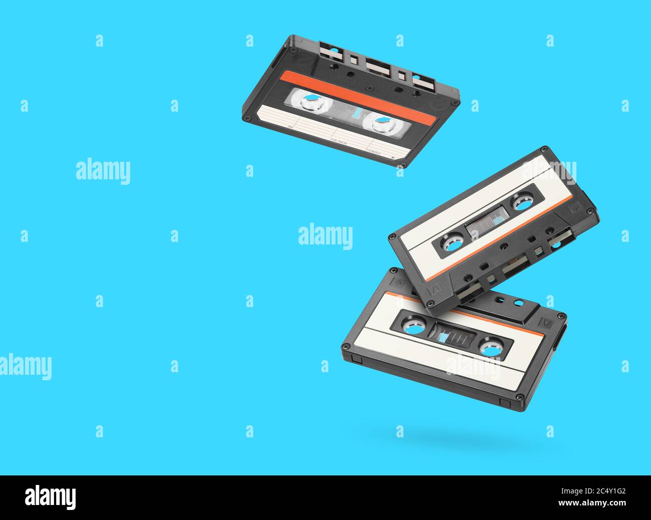 Tre vecchie cassette a nastro retro su sfondo blu Foto Stock