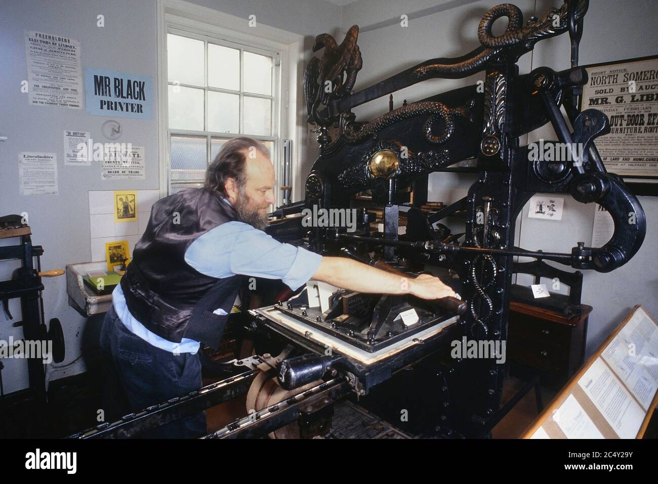 Una stampante che utilizza la stampa colombiana al Museum of Lincolnshire Life, Lincoln, East Midlands, Inghilterra, Regno Unito Foto Stock