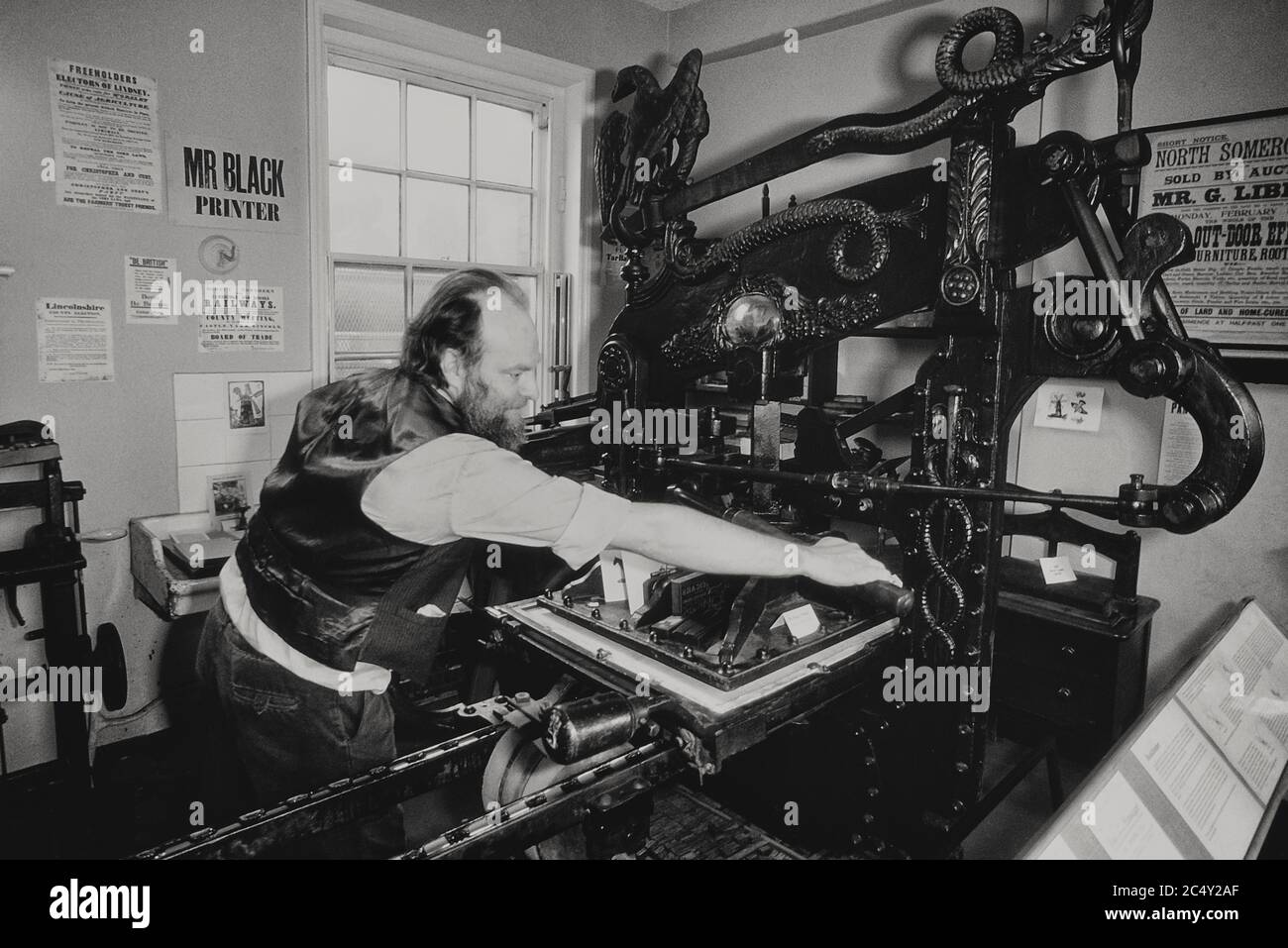 Una stampante che utilizza la stampa colombiana al Museum of Lincolnshire Life, Lincoln, East Midlands, Inghilterra, Regno Unito Foto Stock