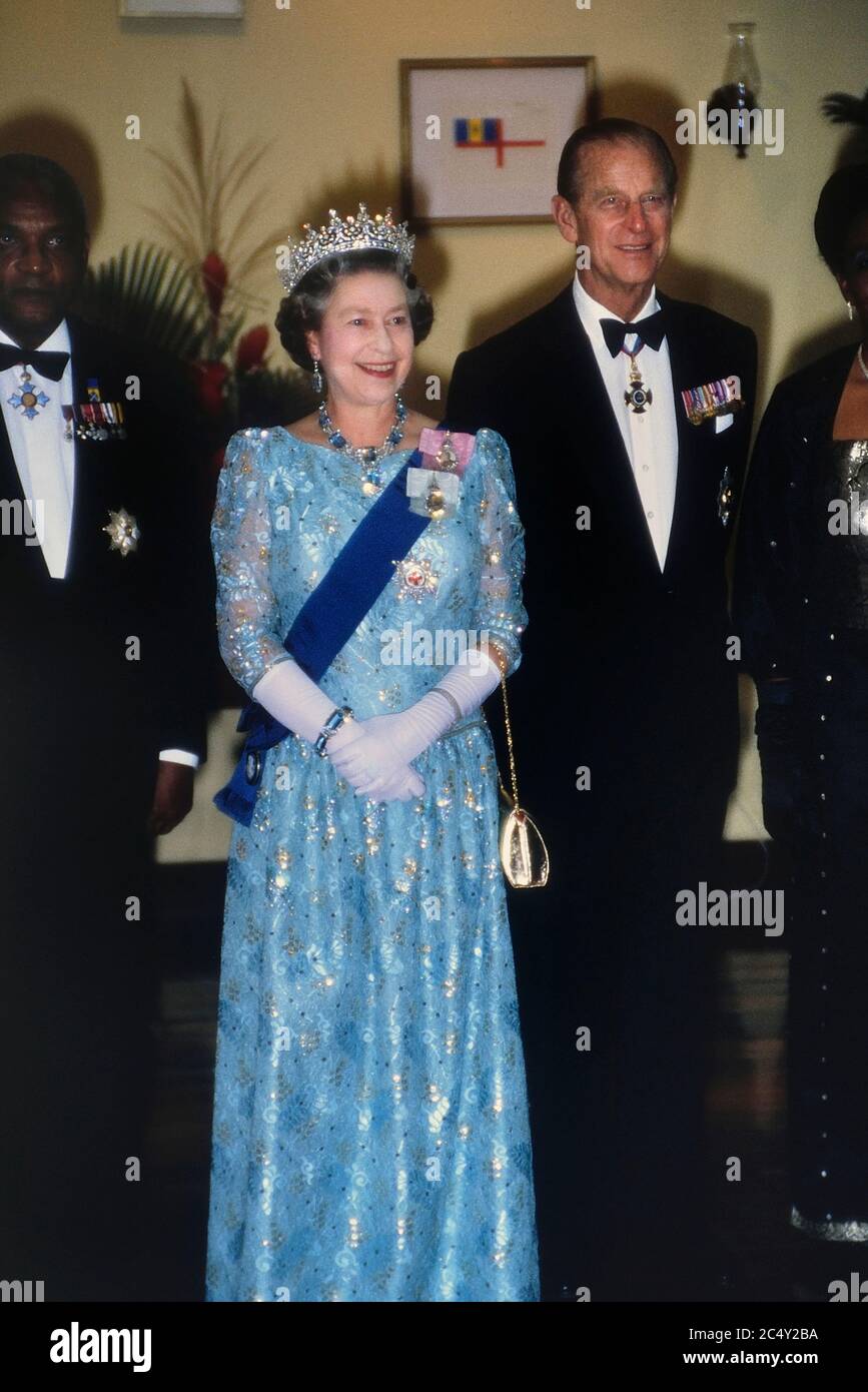 Regina Elisabetta II con il Duca di Edimburgo e Sir Hugh Springer, Governatore Generale delle Barbados in occasione di un'occasione di Stato a Barbados. 1989 Foto Stock