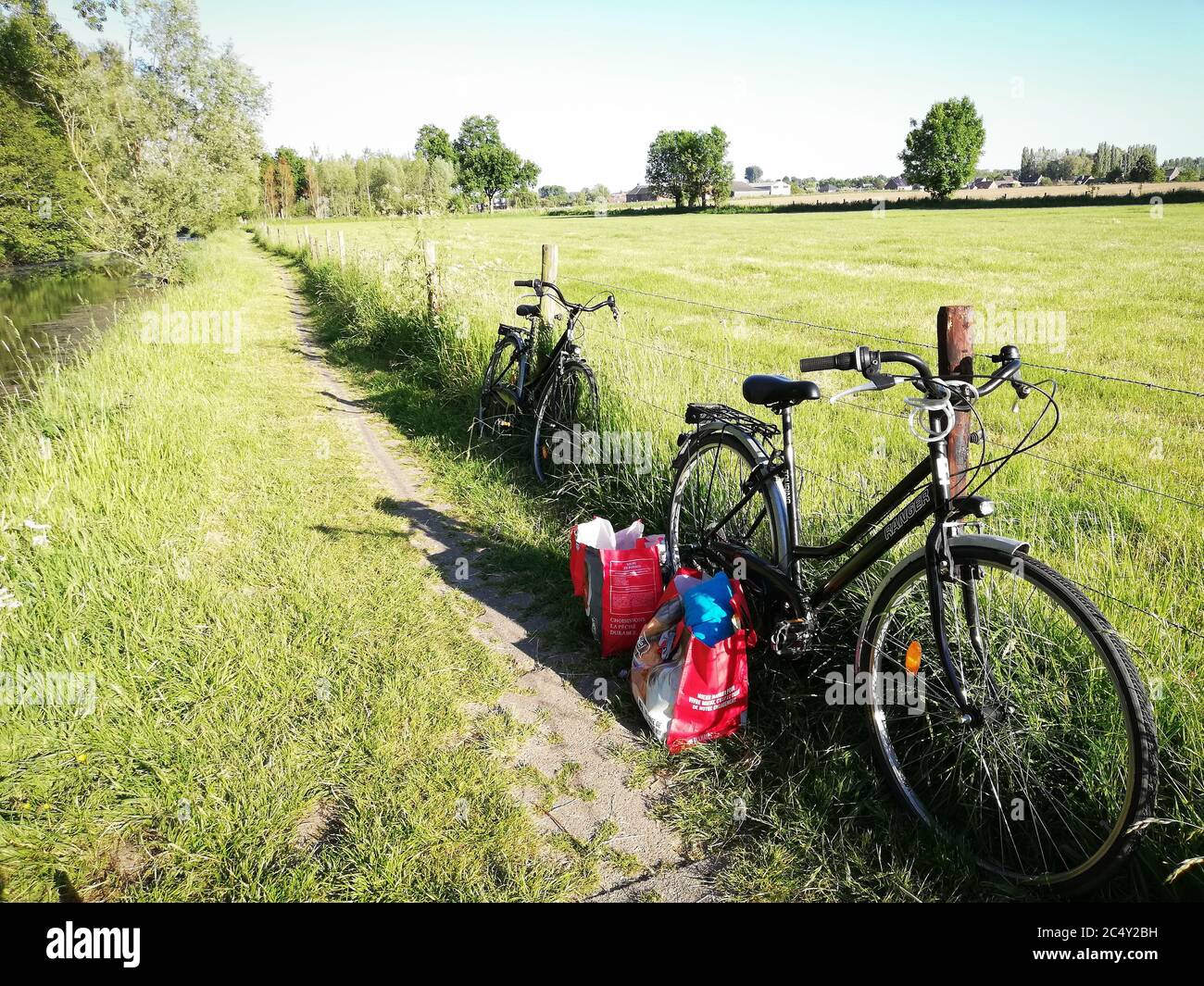 in bicicletta in campagna. Picnic nel campo Foto Stock