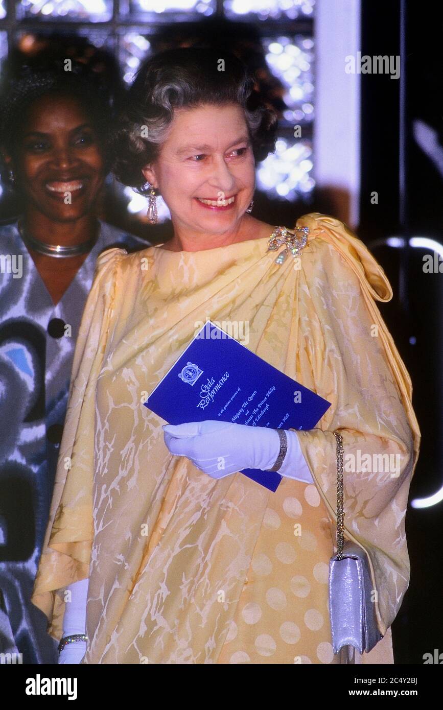 Una sorridente regina Elisabetta II che partecipa ad una performance di gala alla Frank Collymore Hall, durante la sua visita reale di quattro giorni a Barbados 8-11 marzo 19 Foto Stock