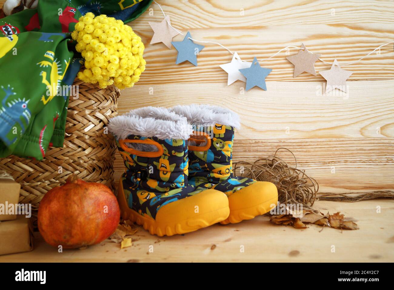 Abiti e stivali per bambini in autunno invernale Foto Stock