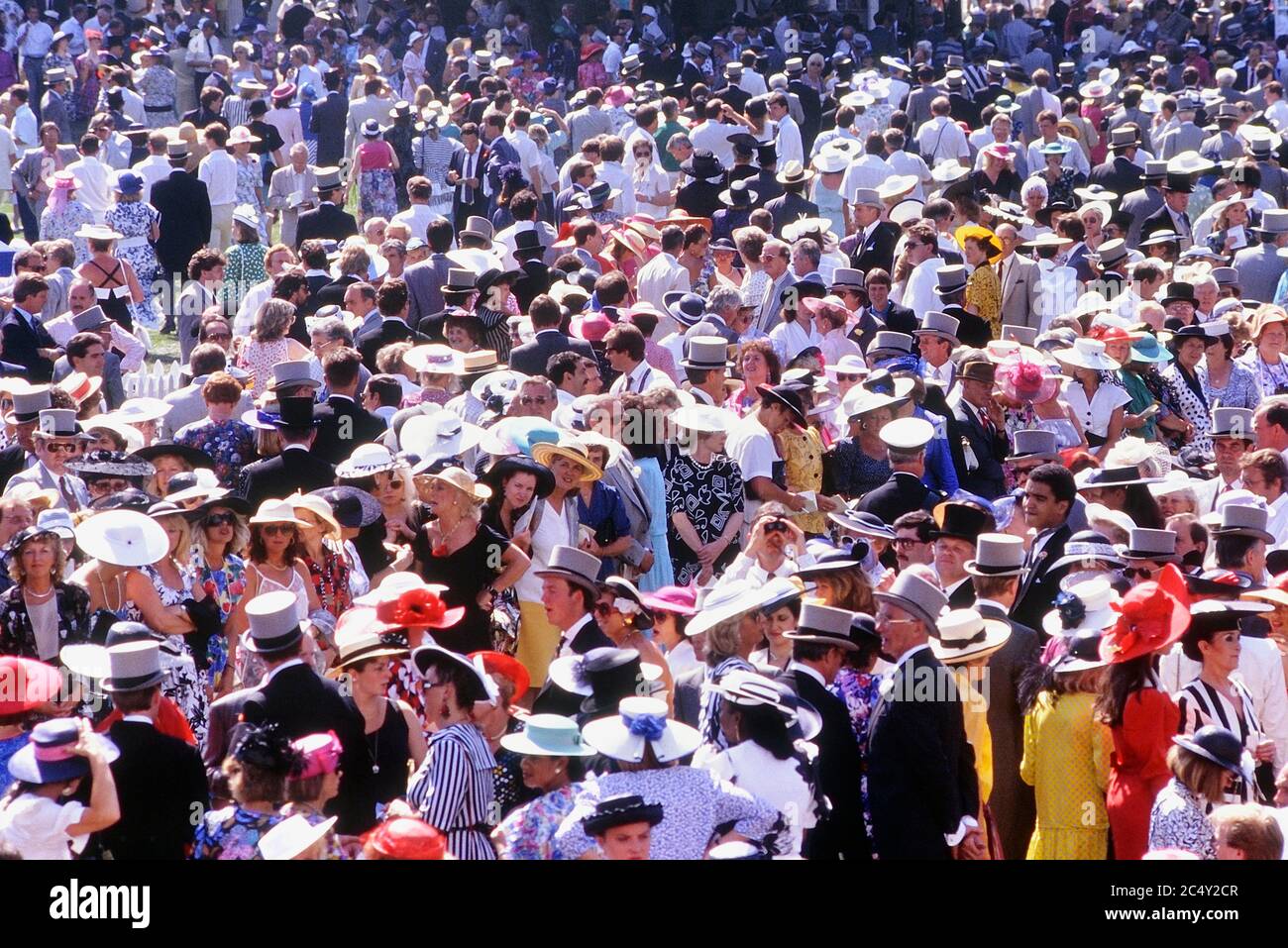 Folla in Royal enclosure sul Signore giorno all'Horse Racing presso il Royal Ascot. Ascot. Berkshire. Inghilterra Foto Stock