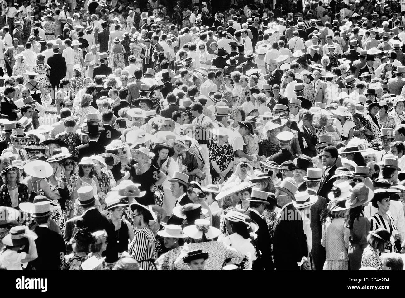 Folla in Royal enclosure sul Signore giorno all'Horse Racing presso il Royal Ascot. Ascot. Berkshire. Inghilterra Foto Stock