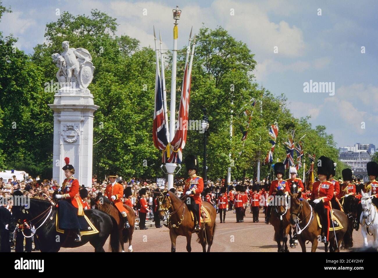 HM la Regina, seguita dal principe Filippo, che guida il Trooping il colore giù il centro commerciale sul suo cavallo birmano. Londra. REGNO UNITO. Circa anni 80 Foto Stock