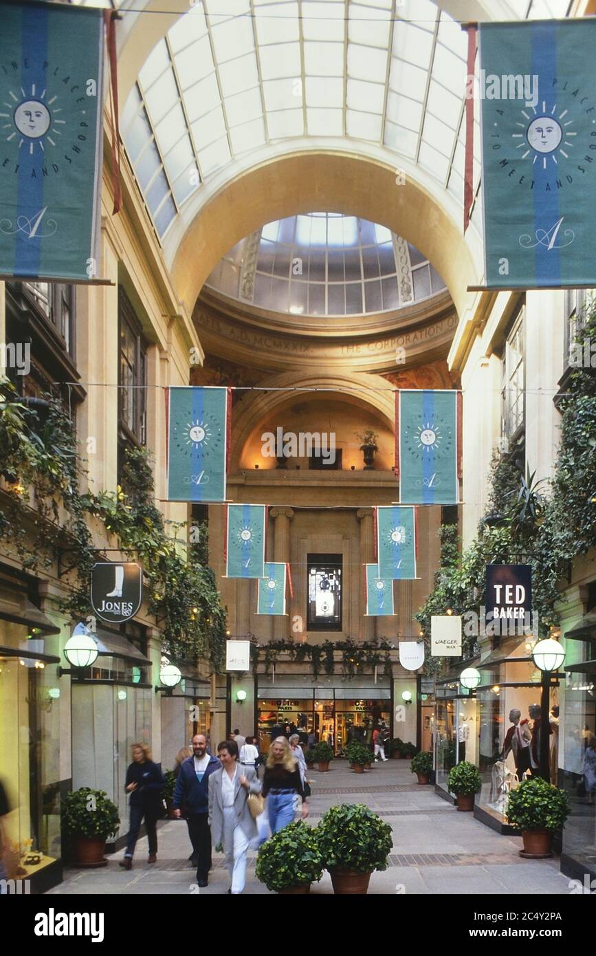 Interno della Exchange Shopping Arcade, Nottingham, Inghilterra, Regno Unito. Circa anni '90 Foto Stock