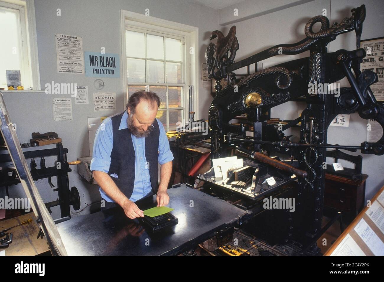 Una stampante che utilizza la stampa colombiana al Museum of Lincolnshire Life, Lincoln, East Midlands, Inghilterra, Regno Unito Foto Stock