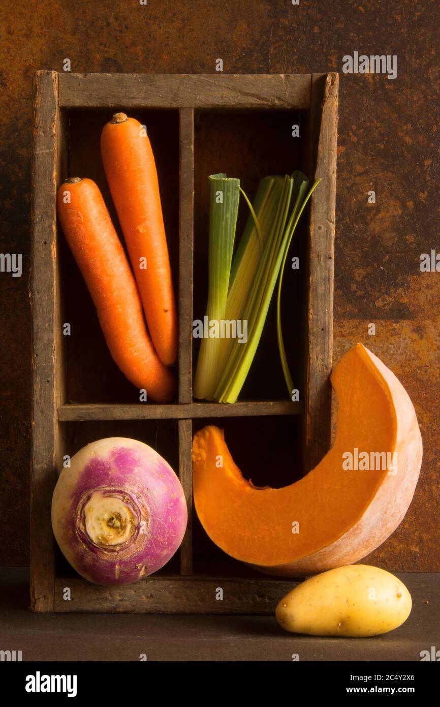 Varietà di verdure in una scatola di legno Foto Stock