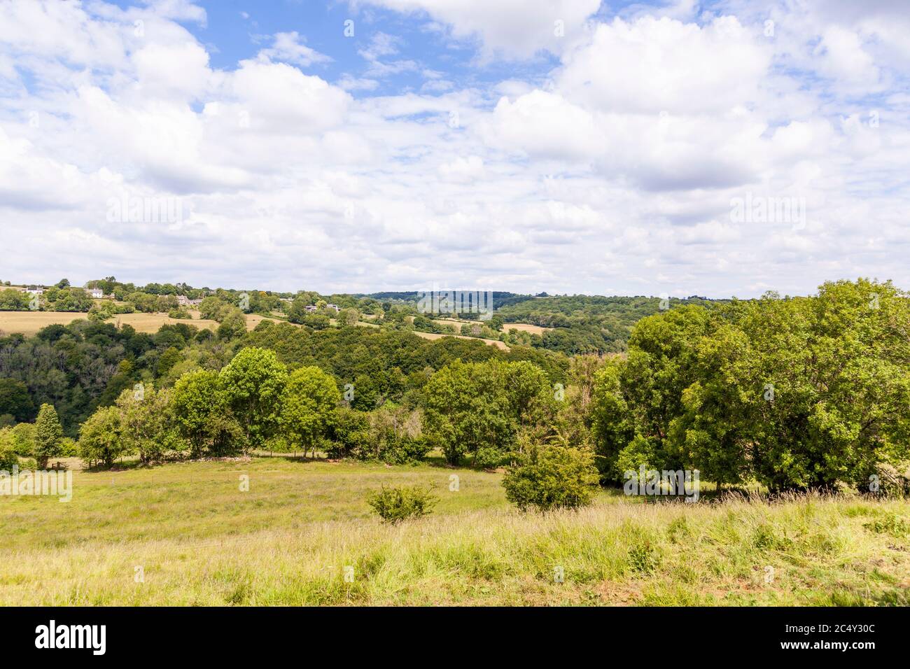 Guardando attraverso la Upper Frome Valley verso Oakridge da vicino Frampton Mansell, Gloucestershire UK Foto Stock