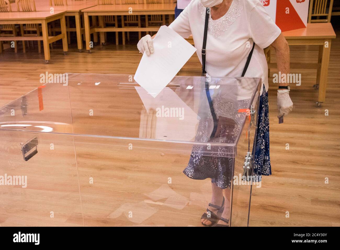 Poznan, Wielkopolska, Polonia. 28 Giugno 2020. Le elezioni presidenziali in Polonia sono iniziate alle 7. Nella foto: Uno dei primi elettori mette il suo voto nelle urne. Credit: Tatarkiewicz/ZUMA Wire/Alamy Live News Foto Stock