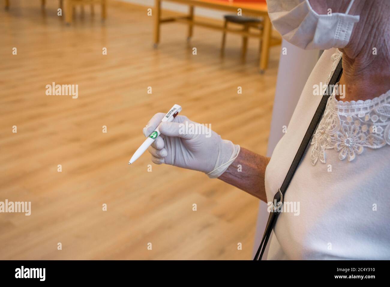 Poznan, Wielkopolska, Polonia. 28 Giugno 2020. Le elezioni presidenziali in Polonia sono iniziate alle 7. Nella foto: Voto durante la pandemia - una donna che è stata una delle prime elettori prepara la sua penna. Credit: Tatarkiewicz/ZUMA Wire/Alamy Live News Foto Stock