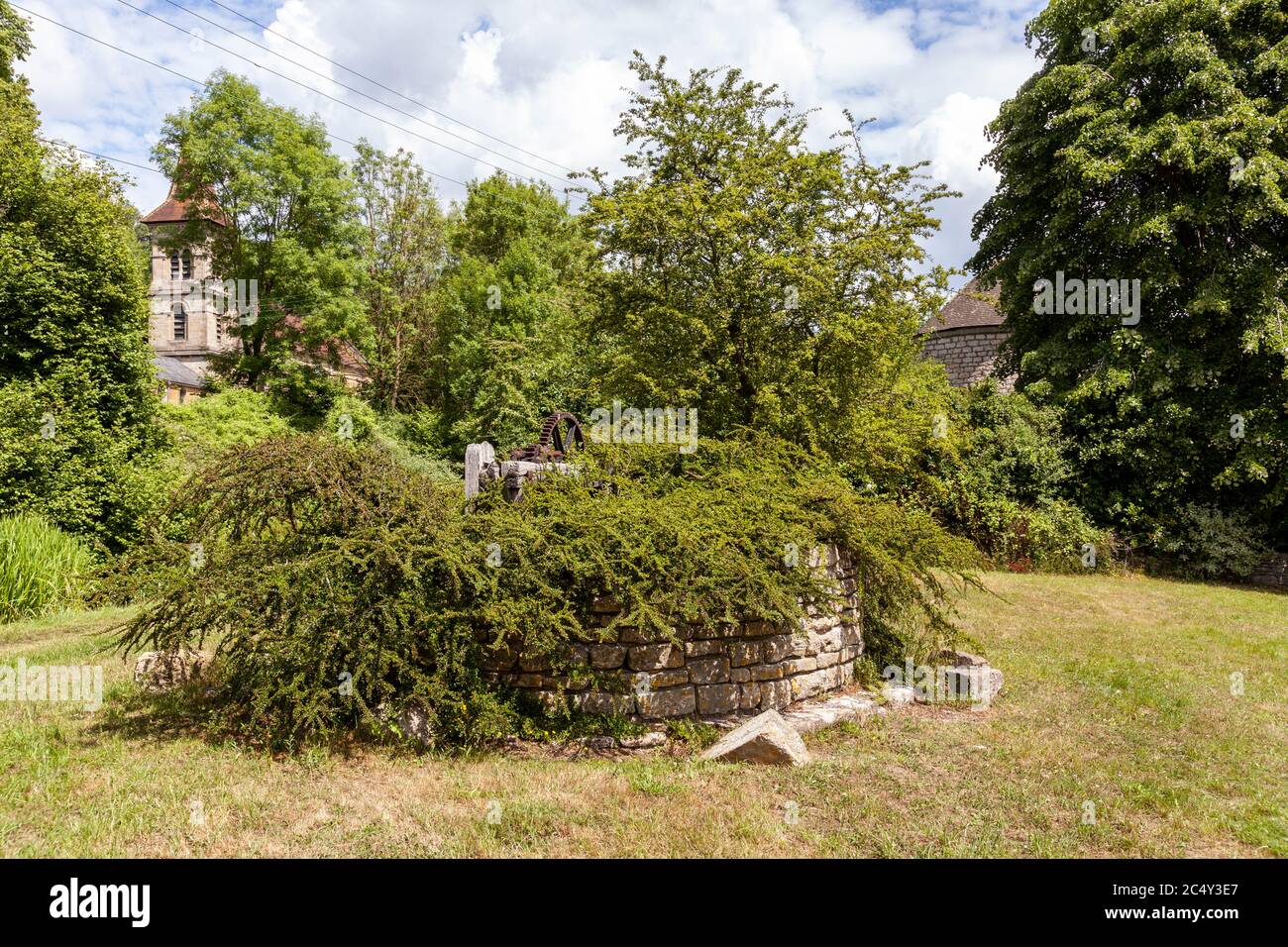 Christ Church e oldl macchinari di fronte alla rotonda sul Tamigi e Severn Canal a Chalford, Gloucestershire UK Foto Stock
