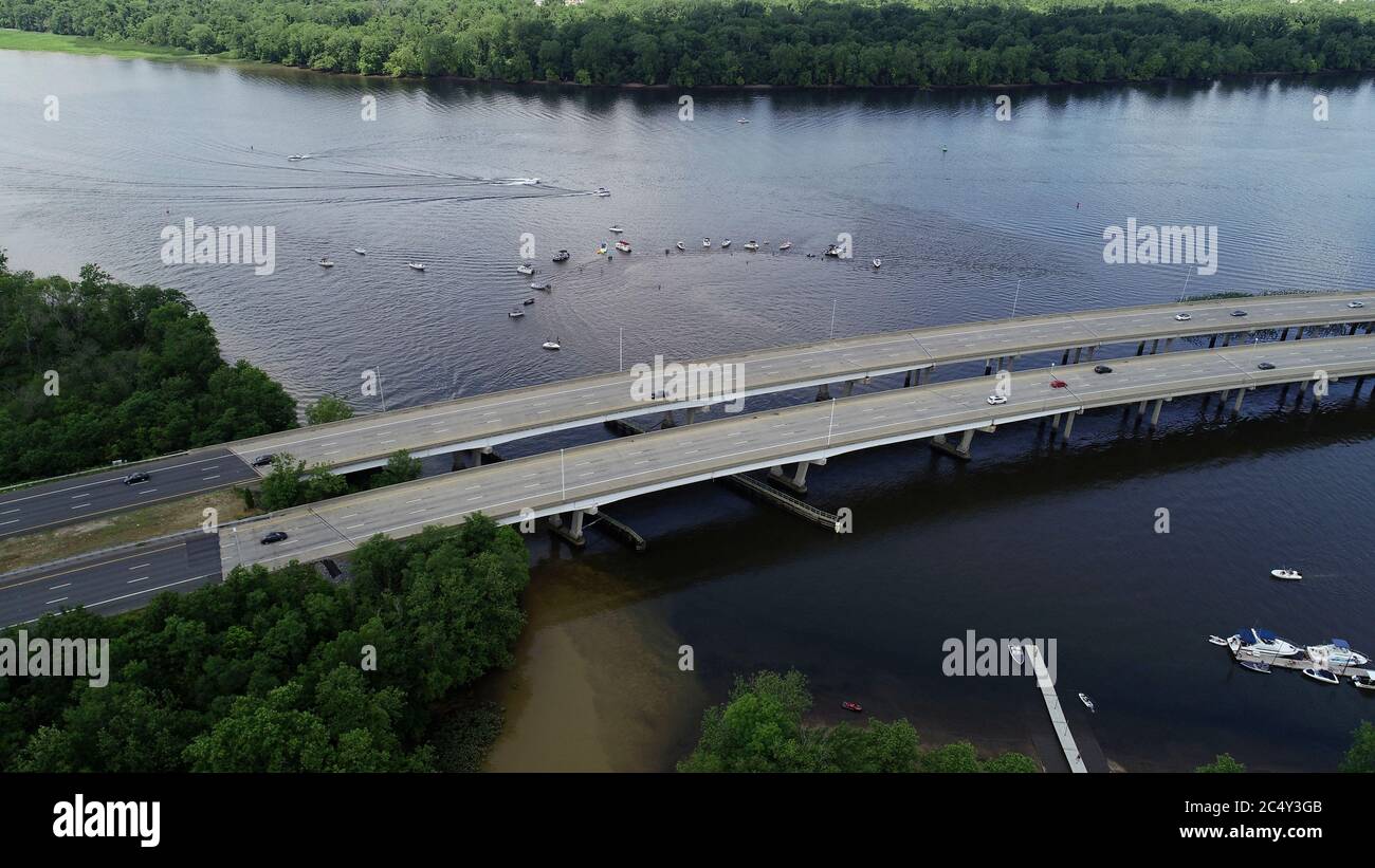 Vista aerea del fiume Delaware con i suoi diportisti ricreativi, diviso dalla New Jersey Turnpike a Bordentown, New Jersey Foto Stock