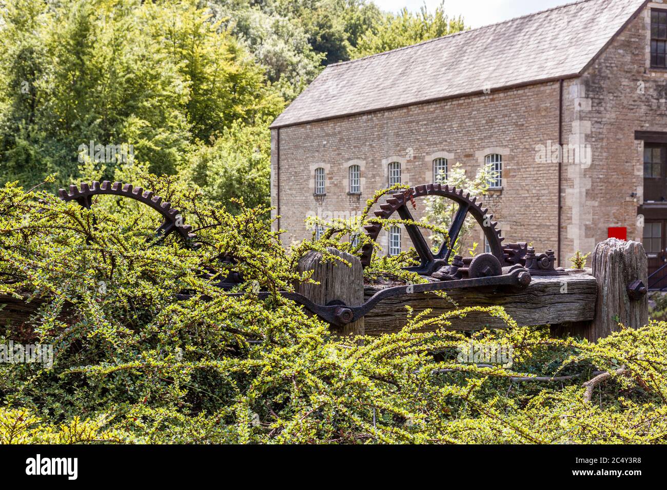 Vecchie macchine sul Tamigi e Severn Canal accanto al Belvedere Mill (noto anche come Tayloes Mill) sul fiume Frome nelle valli Stroud a Chalford Foto Stock