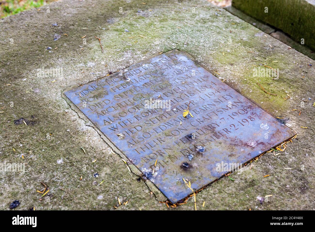 Tomba di Sidney Barnsley Arts & Crafts architetto e artigiano nel cantiere della chiesa di St Kenelms nel villaggio di Sapperton, Gloucestershire Cotswold Foto Stock