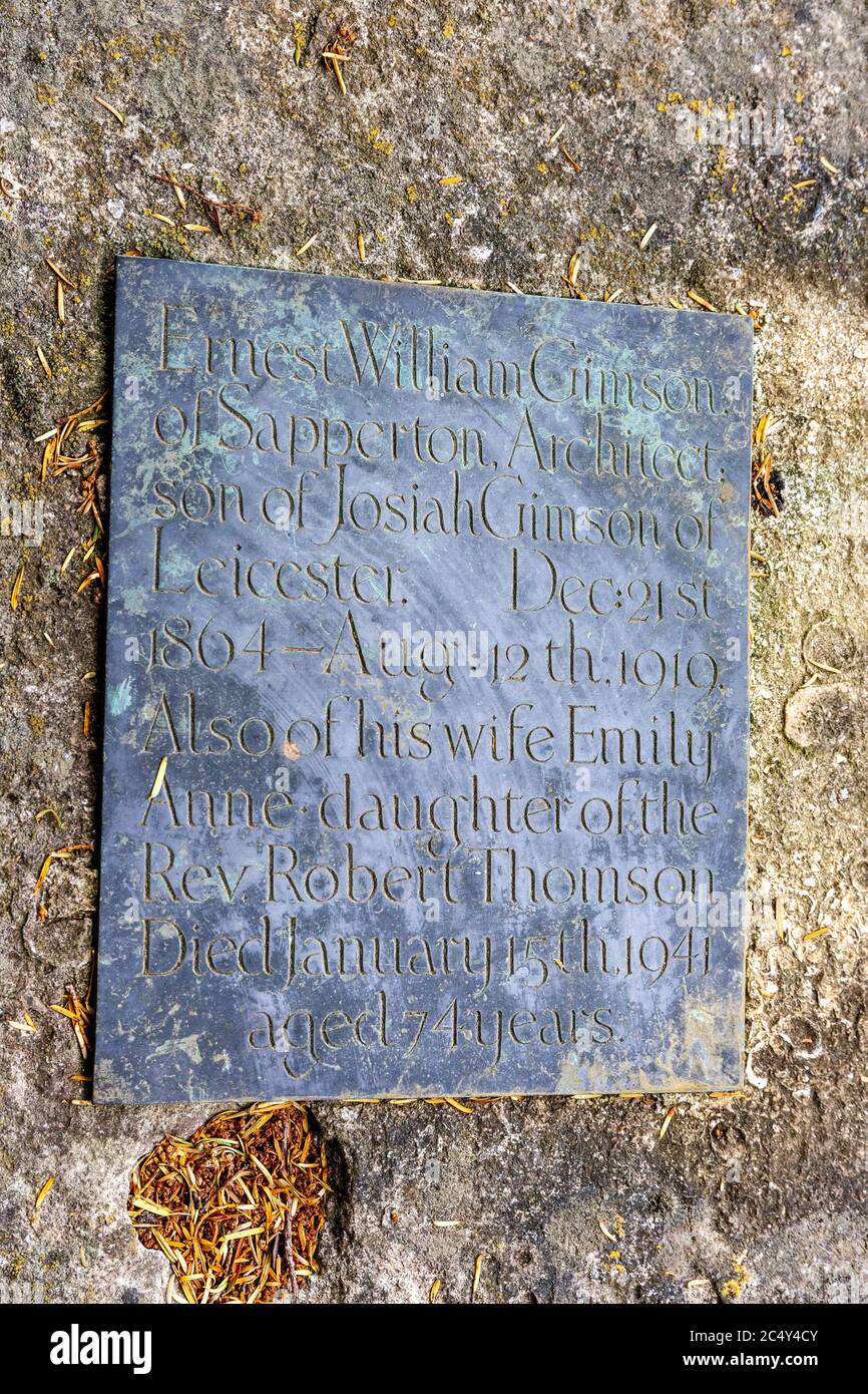 Tomba di Ernest Gisson l'architetto di arti e mestieri & designer di mobili nel cantiere della chiesa di St Kenelms nel villaggio di Cotswold di Sapperton Foto Stock