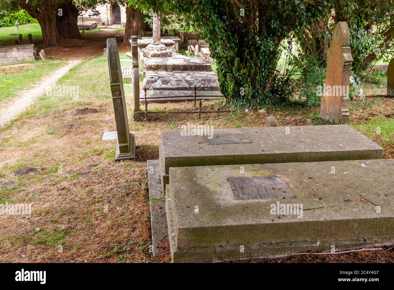 Tombe dei fratelli Ernest & Sidney Barnsley Arts & Crafts architetti & designer di mobili nel cantiere della chiesa di St Kenelms a Sapperton, Glos Foto Stock