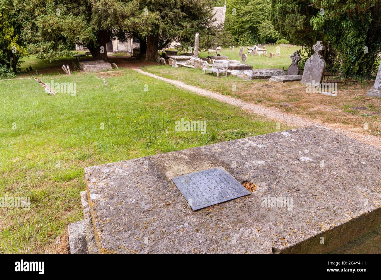 Tomba di Ernest Gisson l'architetto di arti e mestieri & designer di mobili nel cantiere della chiesa di St Kenelms nel villaggio di Cotswold di Sapperton Foto Stock