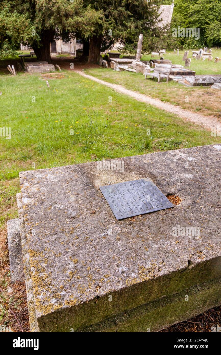 Tomba di Ernest Gisson l'architetto di arti e mestieri & designer di mobili nel cantiere della chiesa di St Kenelms nel villaggio di Cotswold di Sapperton Foto Stock
