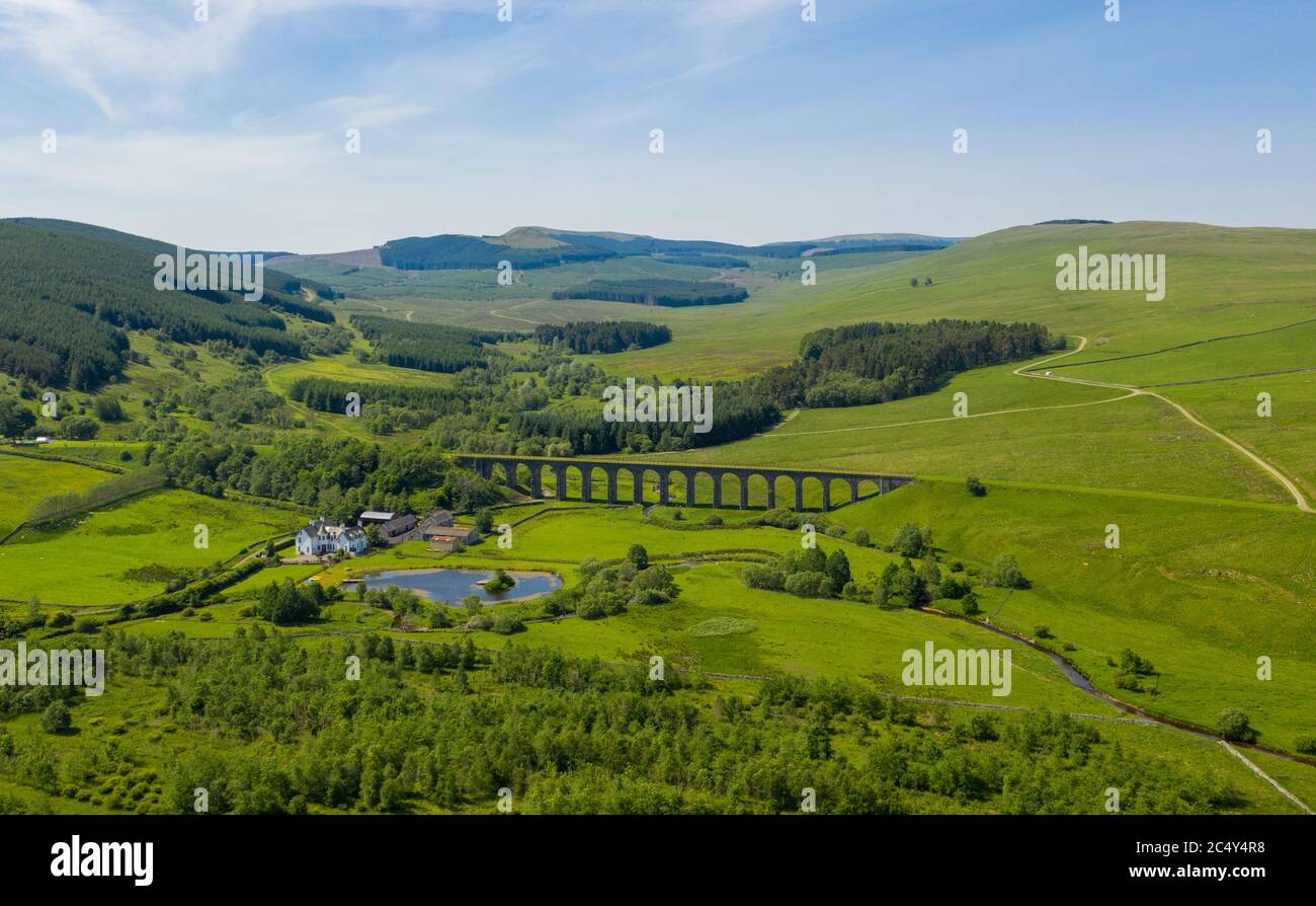 Viadotto Shankend vicino Hawick ai confini scozzesi. Il viadotto era sulla vecchia linea di Waverley che fu chiusa nel 1969 come parte dei tagli di beeching. Foto Stock