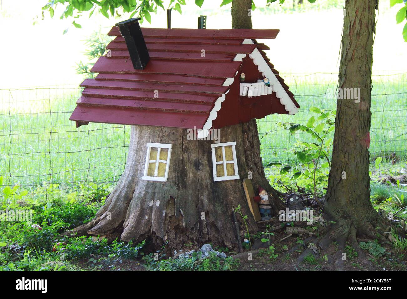 una bella casa di casetta rustica per elfo e gnomo in un campo di campagna Foto Stock