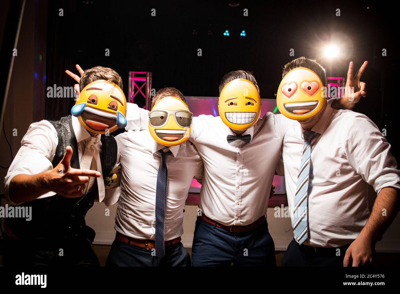 selfie amici gruppo bachelor partito uomini emoji maschera Foto Stock