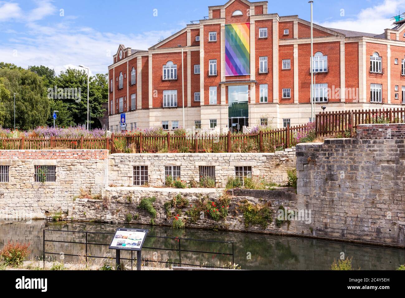 Lion House uno degli uffici del fornitore di energia verde Ecotricity dal Thames Severn Canal a Rowcroft (Wallbridge) Stroud, Gloucestershire UK Foto Stock