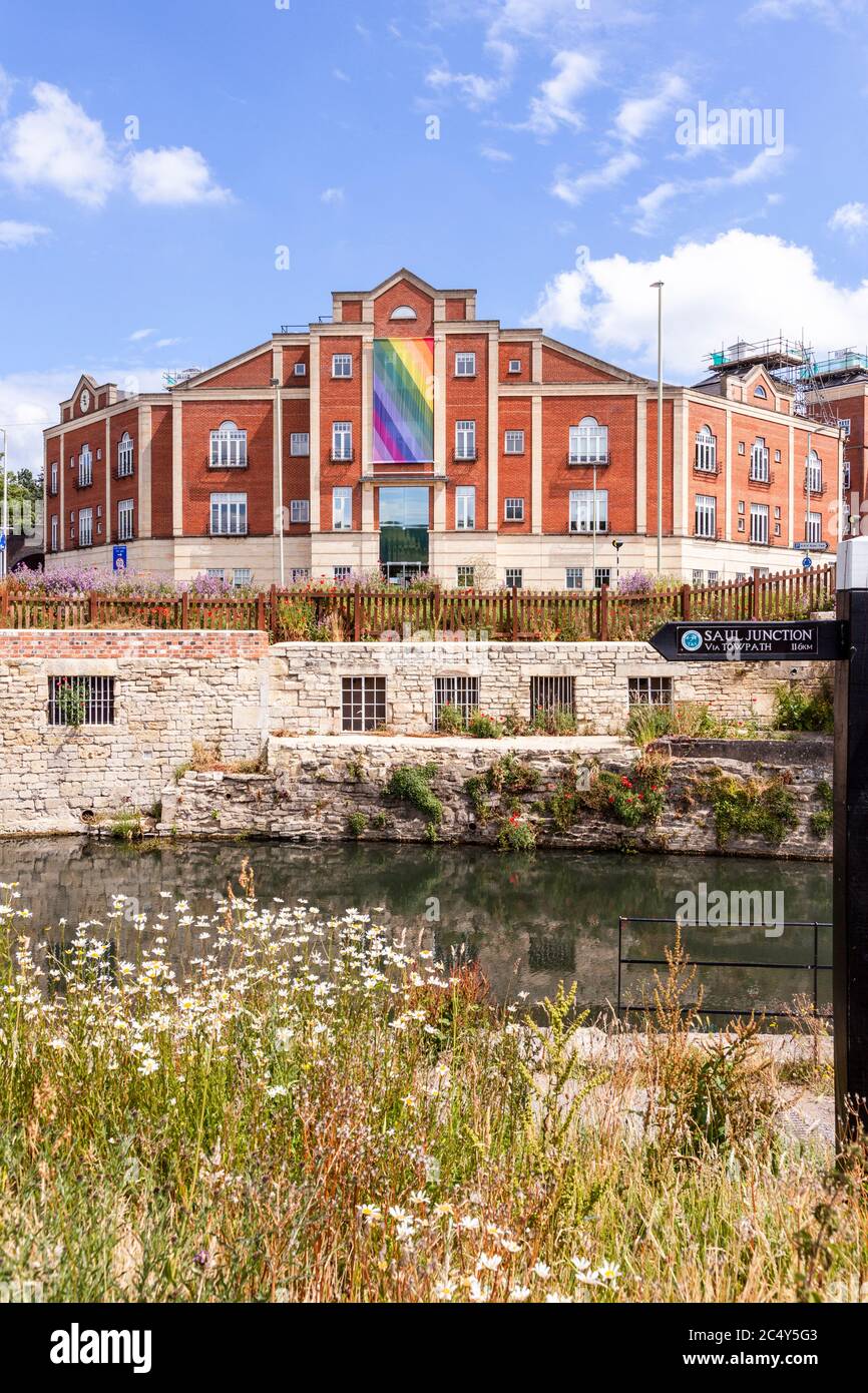Lion House uno degli uffici del fornitore di energia verde Ecotricity dal Thames Severn Canal a Rowcroft (Wallbridge) Stroud, Gloucestershire UK Foto Stock